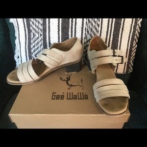 Gee WaWa sandals 8.5 M